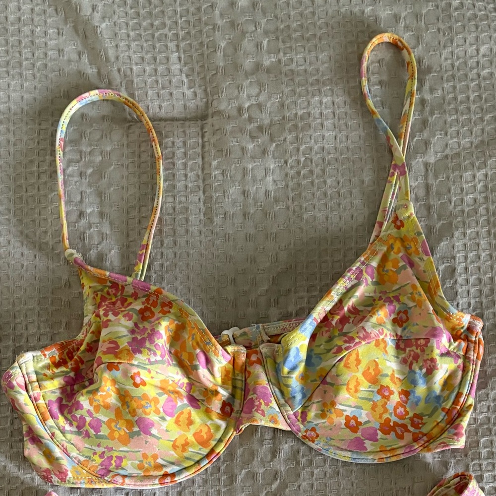 Stone Fox Conch Bikini Top in Flower Fields